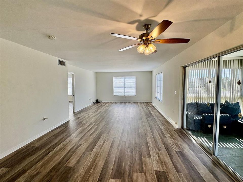 出租: $2,300 (2 贝兹, 2 浴室, 1300 平方英尺)