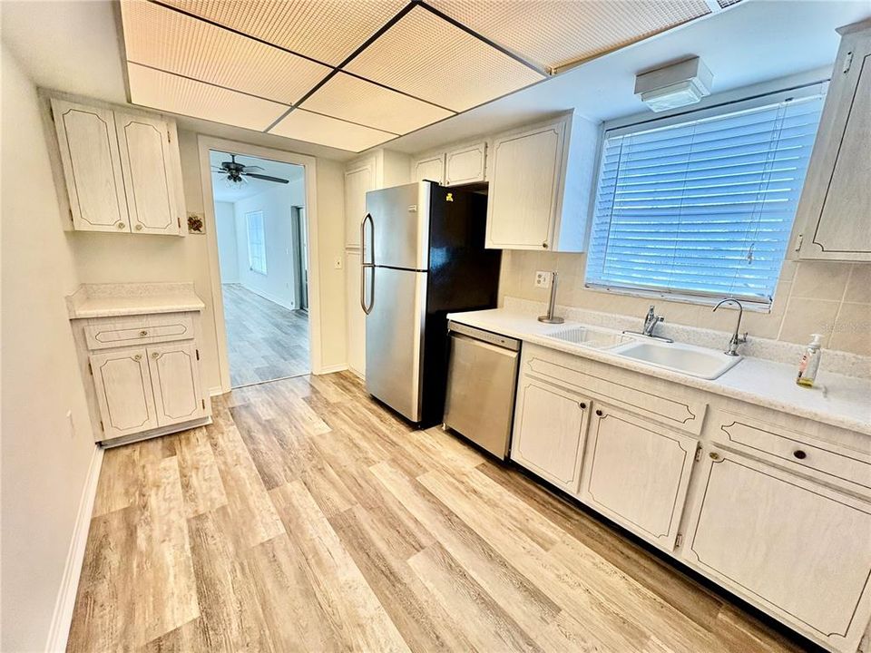 出租: $2,300 (2 贝兹, 2 浴室, 1300 平方英尺)