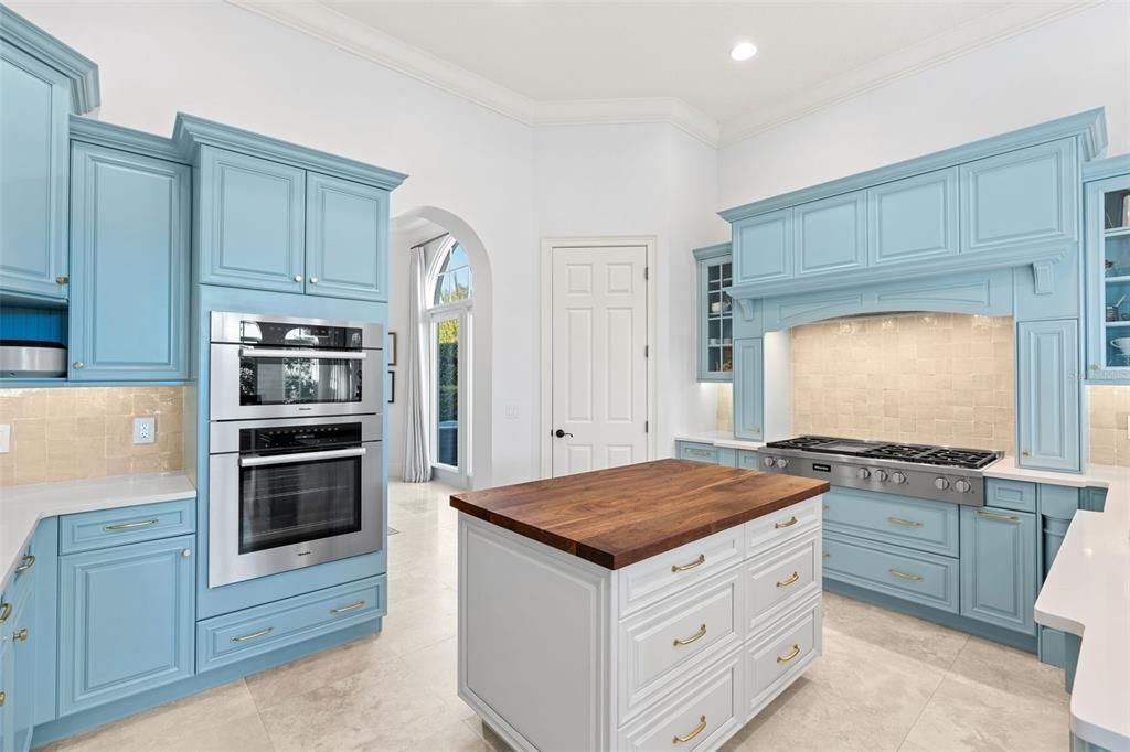 For Sale: $2,995,000 (5 beds, 5 baths, 5095 Square Feet)