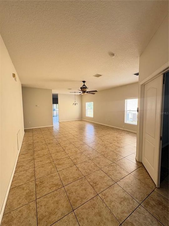 En Renta: $2,300 (4 camas, 2 baños, 1725 Pies cuadrados)