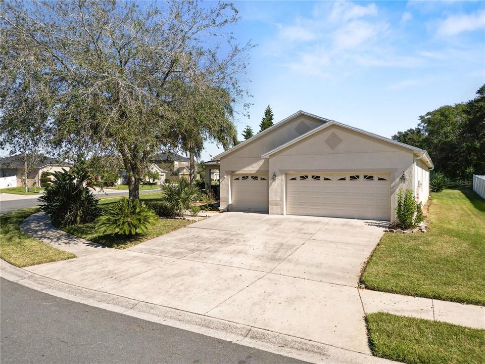 Active With Contract: $300,000 (3 beds, 2 baths, 1920 Square Feet)
