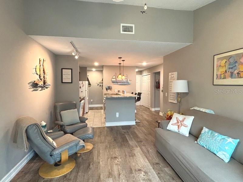 For Sale: $189,450 (3 beds, 2 baths, 1100 Square Feet)