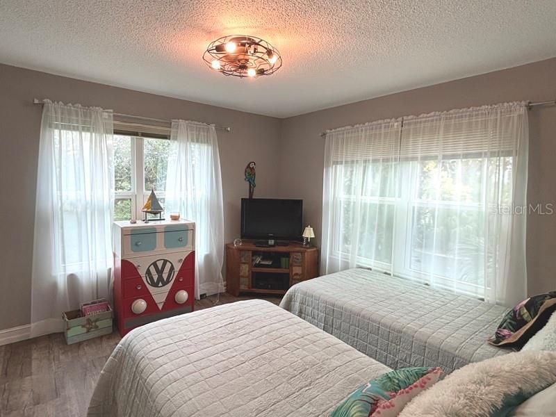 For Sale: $189,450 (3 beds, 2 baths, 1100 Square Feet)