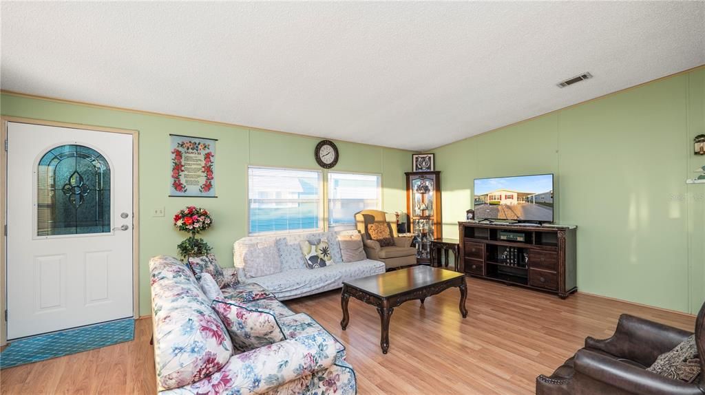 待售: $195,000 (2 贝兹, 2 浴室, 1248 平方英尺)