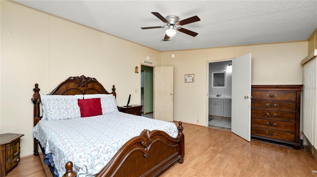 待售: $195,000 (2 贝兹, 2 浴室, 1248 平方英尺)