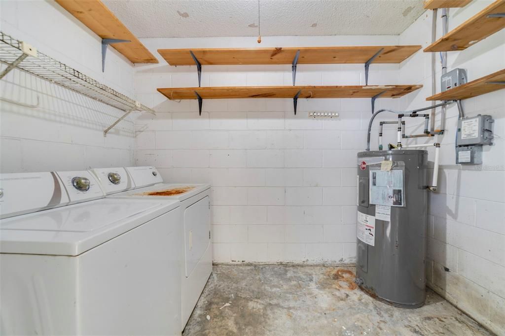 合同活跃: $250,000 (3 贝兹, 2 浴室, 1168 平方英尺)