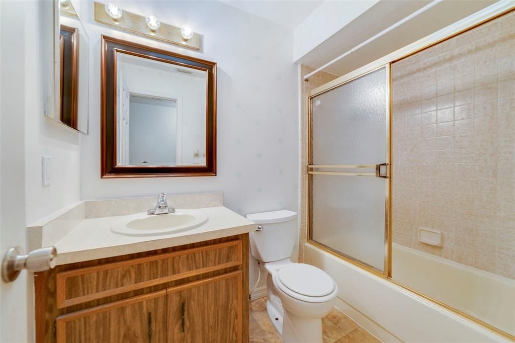 合同活跃: $250,000 (3 贝兹, 2 浴室, 1168 平方英尺)