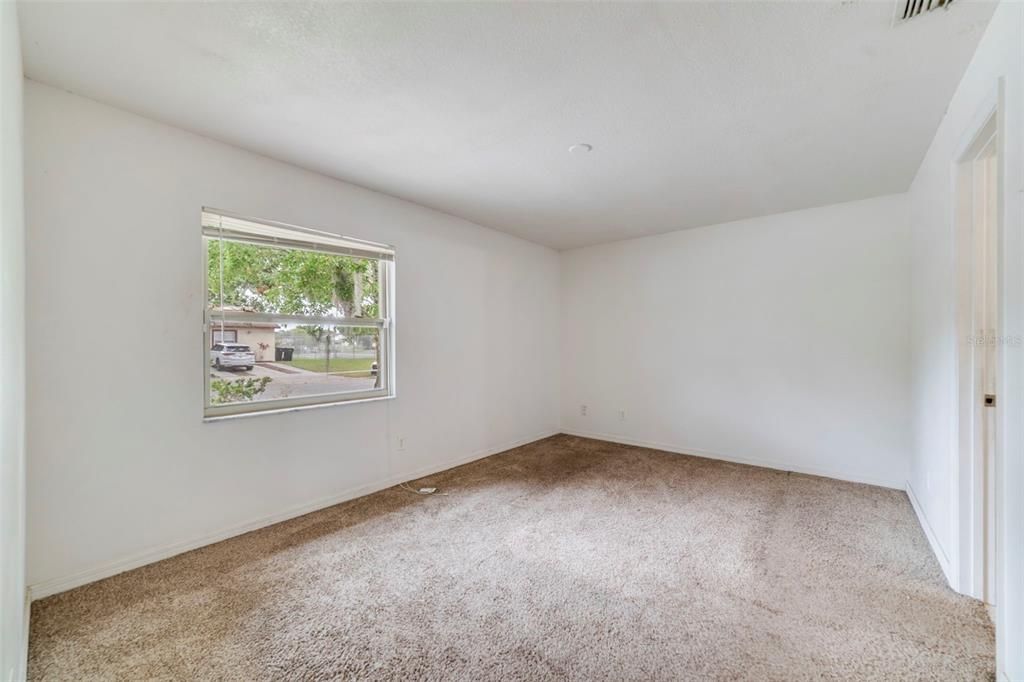 合同活跃: $250,000 (3 贝兹, 2 浴室, 1168 平方英尺)