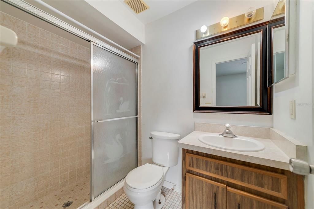 合同活跃: $250,000 (3 贝兹, 2 浴室, 1168 平方英尺)