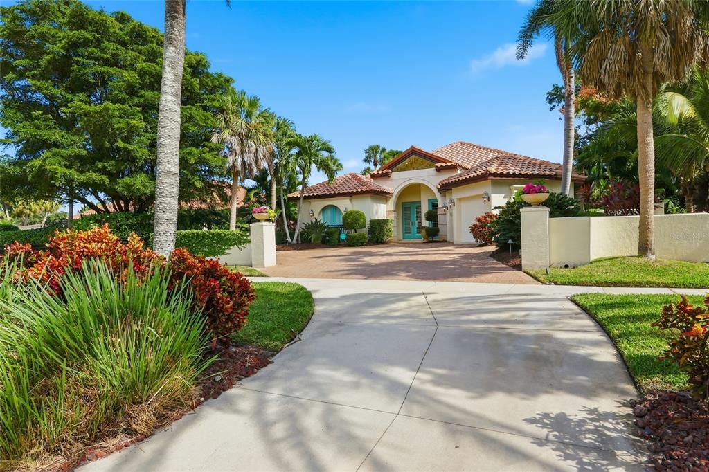 For Sale: $1,699,000 (3 beds, 3 baths, 2534 Square Feet)