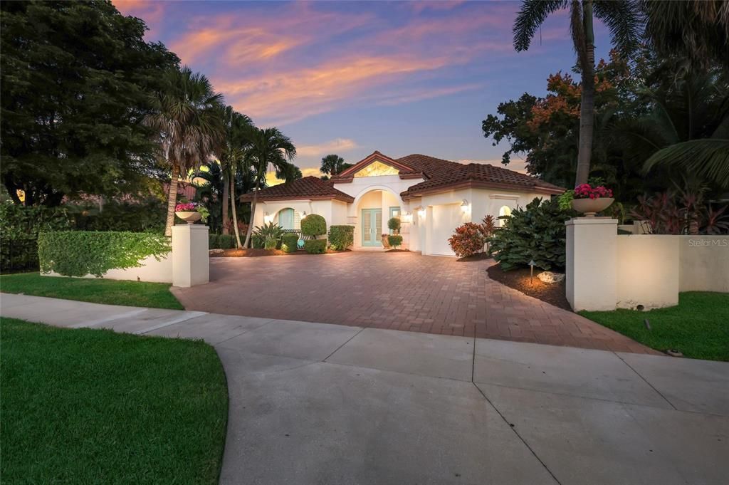 For Sale: $1,699,000 (3 beds, 3 baths, 2534 Square Feet)