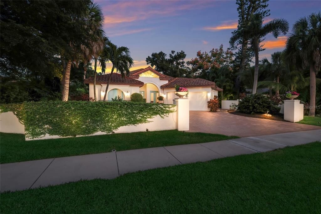 For Sale: $1,699,000 (3 beds, 3 baths, 2534 Square Feet)