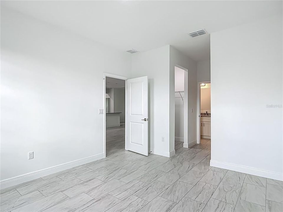 出租: $2,000 (4 贝兹, 3 浴室, 1827 平方英尺)