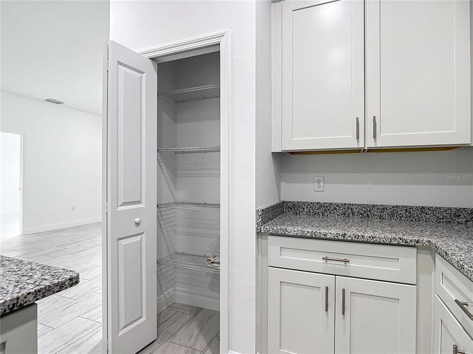 出租: $2,000 (4 贝兹, 3 浴室, 1827 平方英尺)