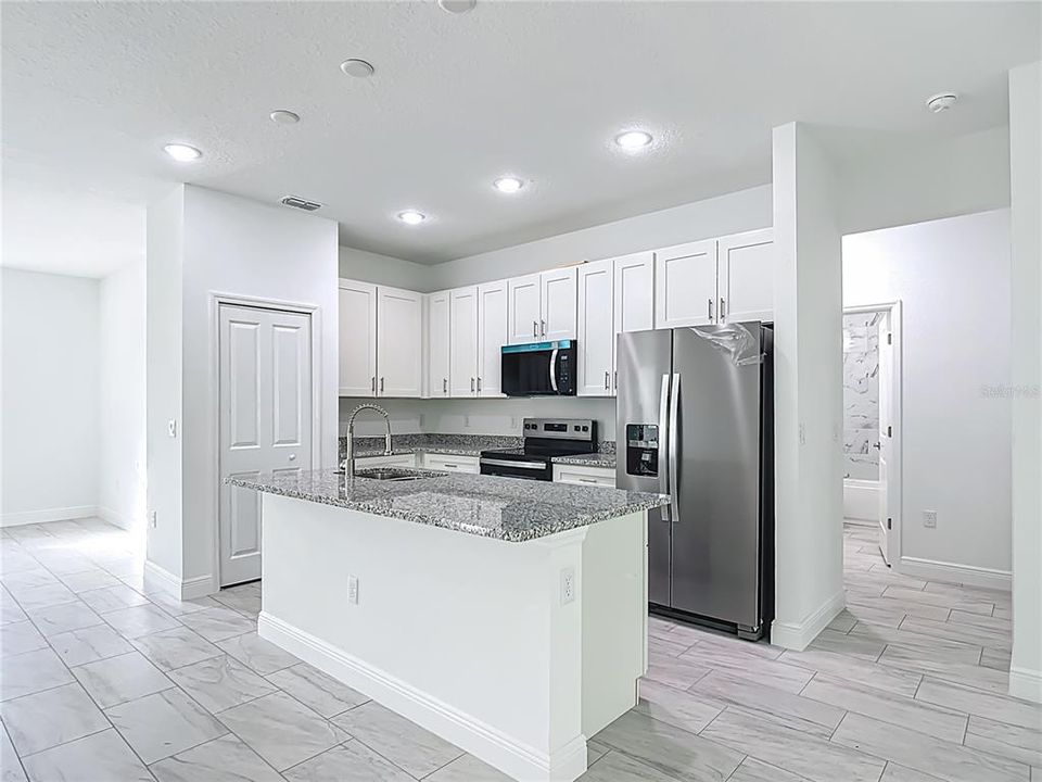 出租: $2,000 (4 贝兹, 3 浴室, 1827 平方英尺)