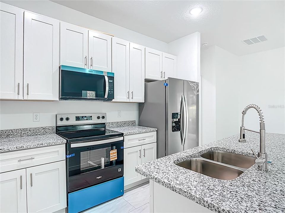 出租: $2,000 (4 贝兹, 3 浴室, 1827 平方英尺)