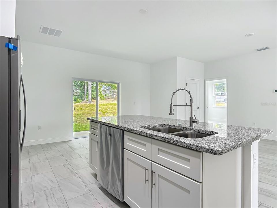 出租: $2,000 (4 贝兹, 3 浴室, 1827 平方英尺)