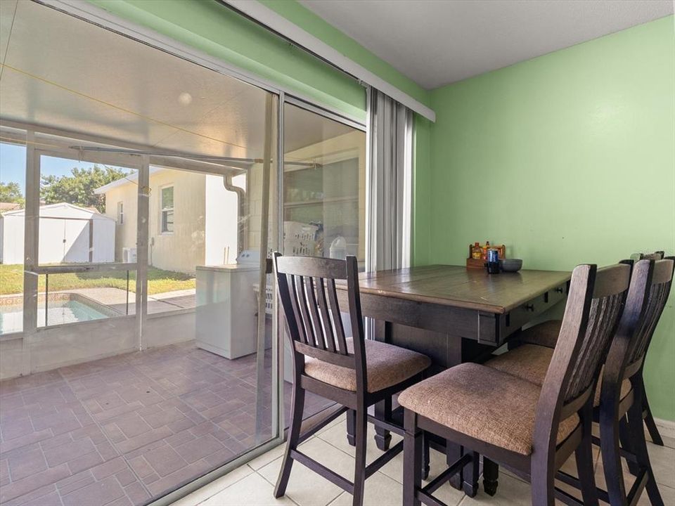 合同活跃: $415,000 (4 贝兹, 3 浴室, 1786 平方英尺)