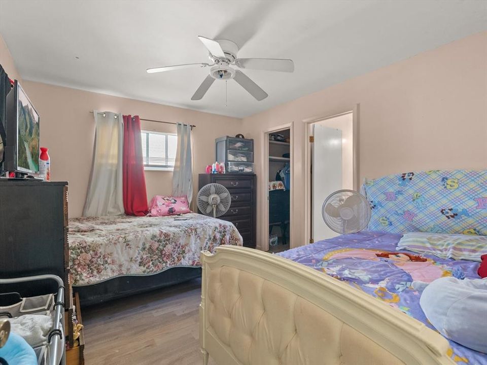 合同活跃: $415,000 (4 贝兹, 3 浴室, 1786 平方英尺)