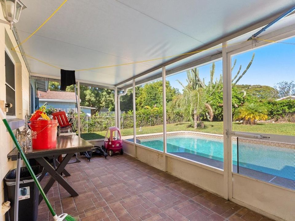 合同活跃: $415,000 (4 贝兹, 3 浴室, 1786 平方英尺)