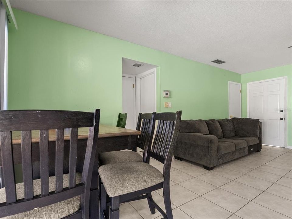 合同活跃: $415,000 (4 贝兹, 3 浴室, 1786 平方英尺)