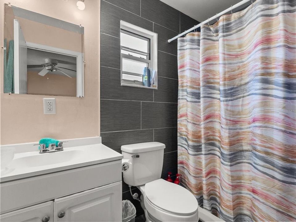 合同活跃: $415,000 (4 贝兹, 3 浴室, 1786 平方英尺)