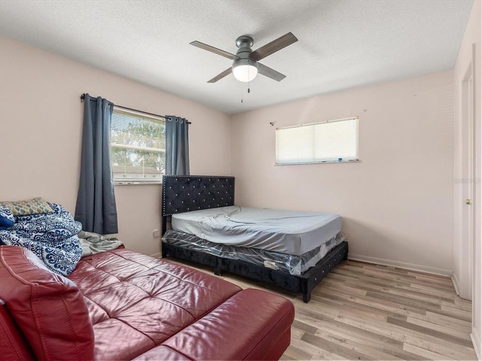 合同活跃: $415,000 (4 贝兹, 3 浴室, 1786 平方英尺)