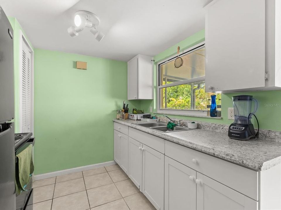 合同活跃: $415,000 (4 贝兹, 3 浴室, 1786 平方英尺)