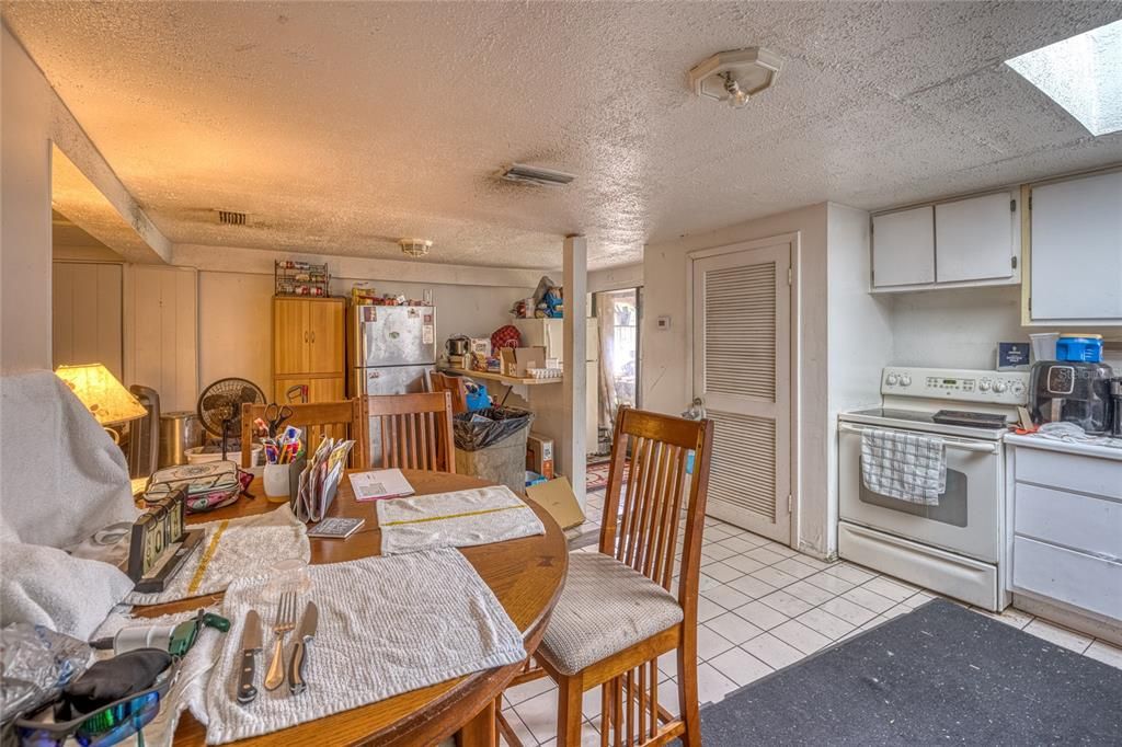 For Sale: $200,000 (2 beds, 1 baths, 1211 Square Feet)