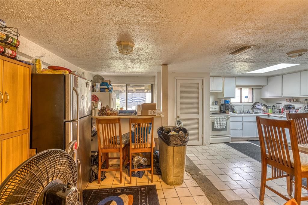 For Sale: $200,000 (2 beds, 1 baths, 1211 Square Feet)