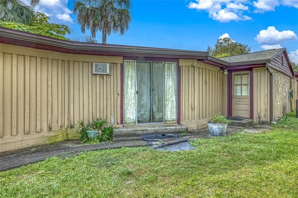 For Sale: $200,000 (2 beds, 1 baths, 1211 Square Feet)