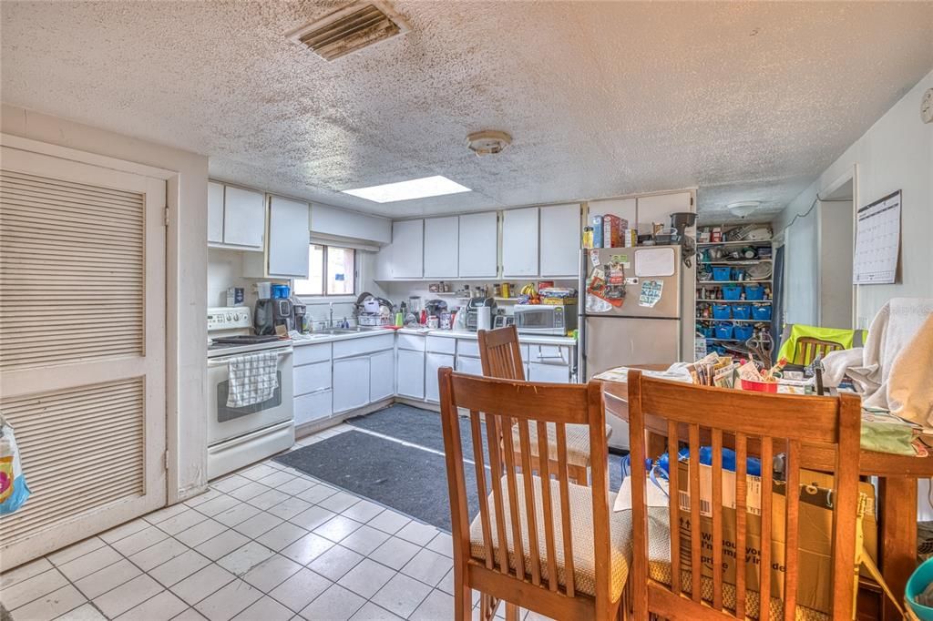 For Sale: $200,000 (2 beds, 1 baths, 1211 Square Feet)