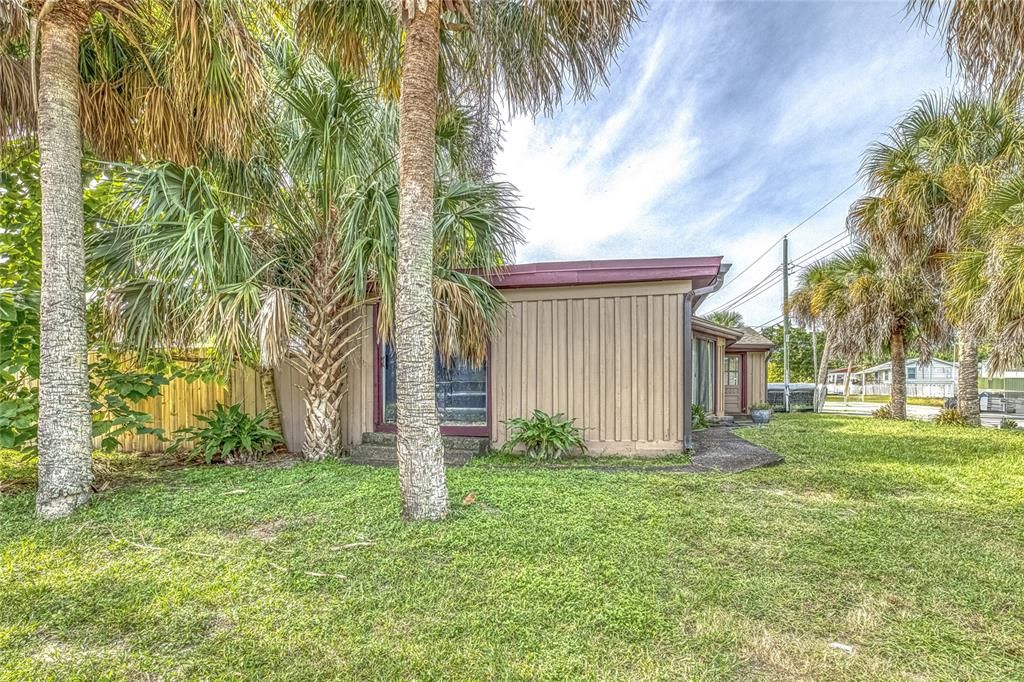 For Sale: $200,000 (2 beds, 1 baths, 1211 Square Feet)