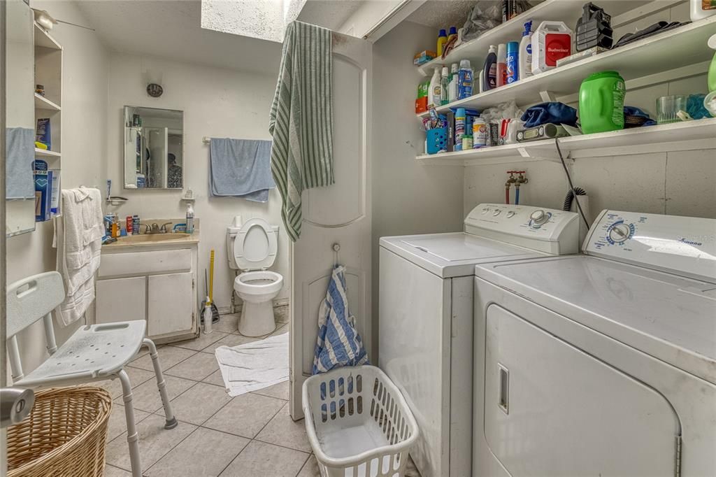 For Sale: $200,000 (2 beds, 1 baths, 1211 Square Feet)