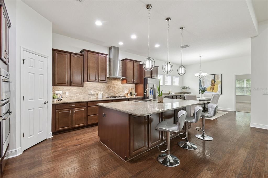 En Venta: $699,000 (4 camas, 3 baños, 3160 Pies cuadrados)