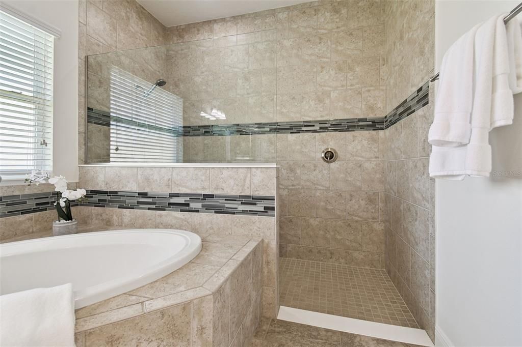 En Venta: $699,000 (4 camas, 3 baños, 3160 Pies cuadrados)