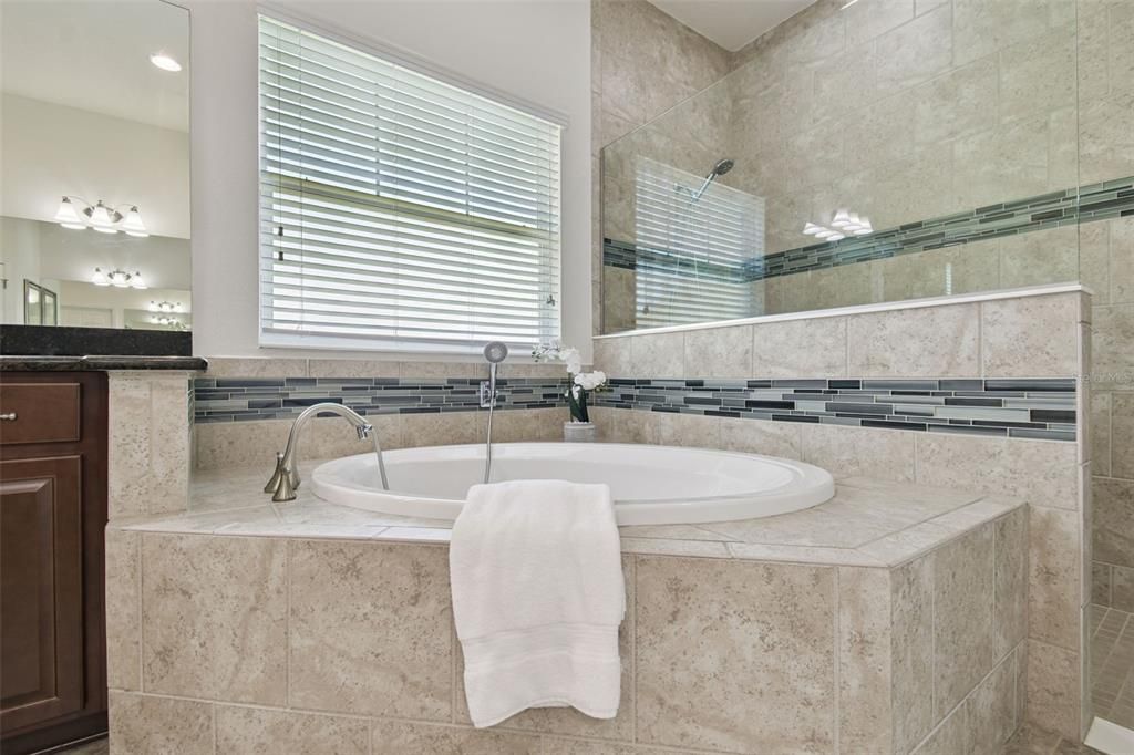 En Venta: $699,000 (4 camas, 3 baños, 3160 Pies cuadrados)