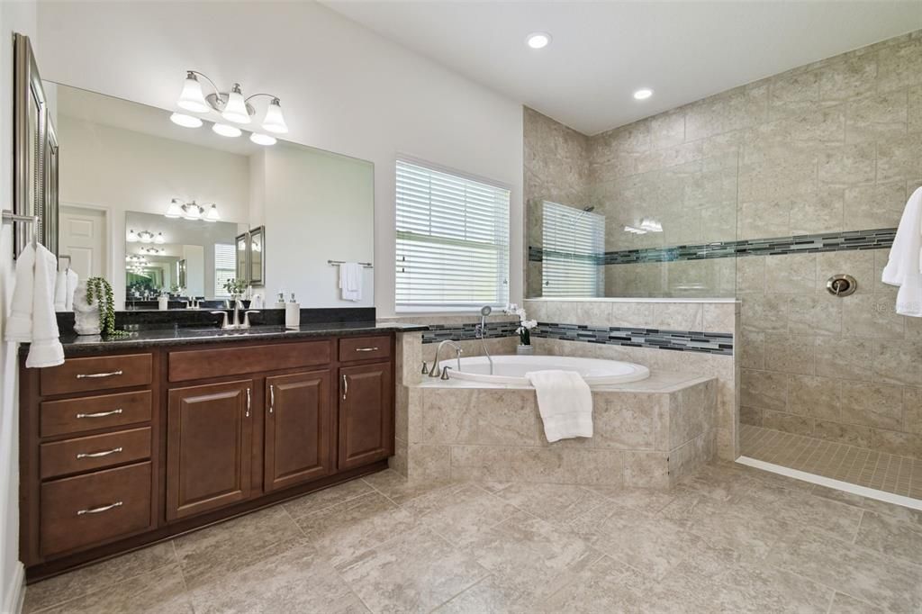 En Venta: $699,000 (4 camas, 3 baños, 3160 Pies cuadrados)