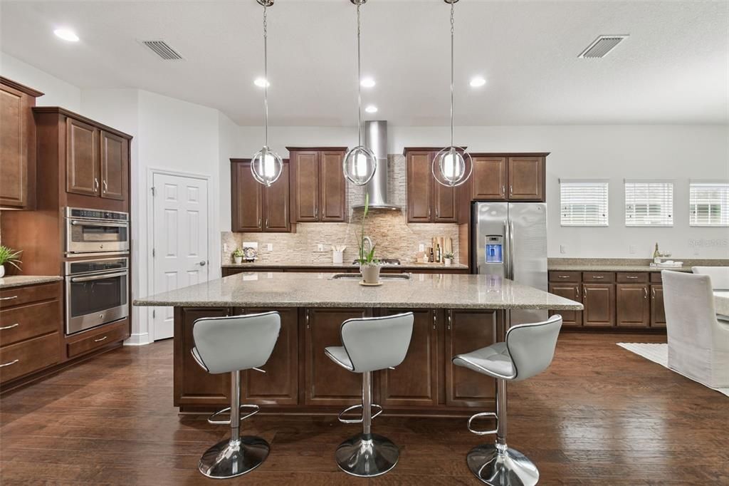 En Venta: $699,000 (4 camas, 3 baños, 3160 Pies cuadrados)