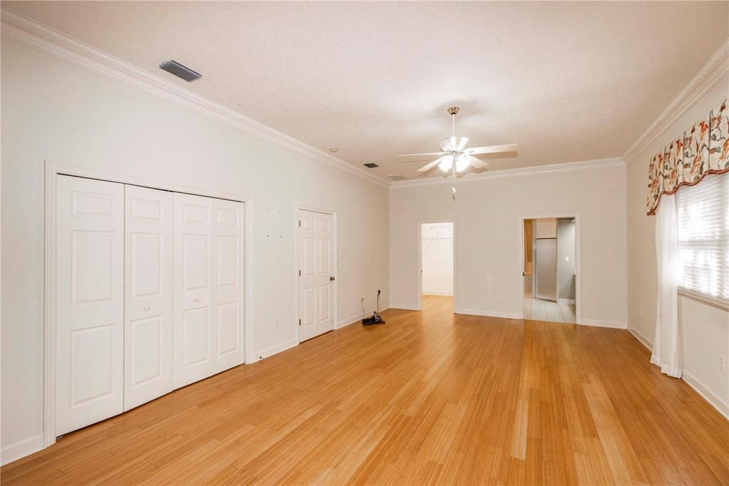 For Sale: $925,000 (5 beds, 3 baths, 4774 Square Feet)