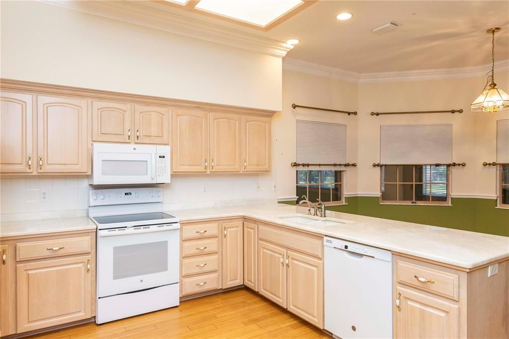 For Sale: $925,000 (5 beds, 3 baths, 4774 Square Feet)