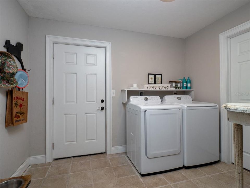 En Venta: $1,100,000 (3 camas, 2 baños, 2065 Pies cuadrados)