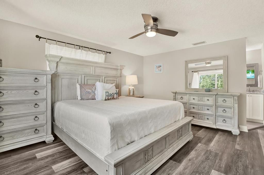 合同活跃: $850,000 (4 贝兹, 3 浴室, 2409 平方英尺)