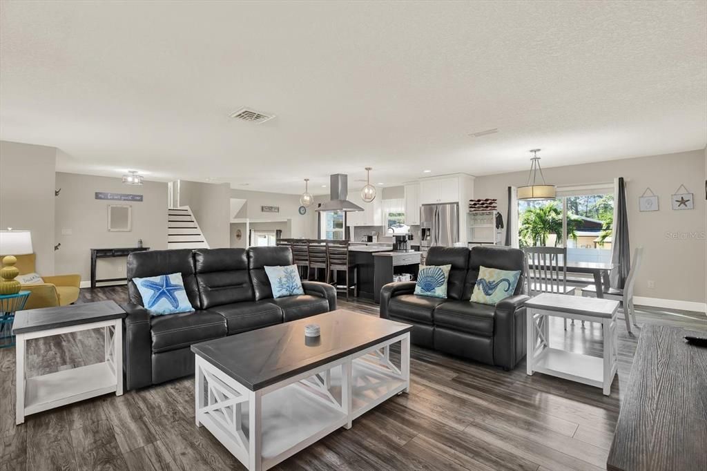 合同活跃: $850,000 (4 贝兹, 3 浴室, 2409 平方英尺)