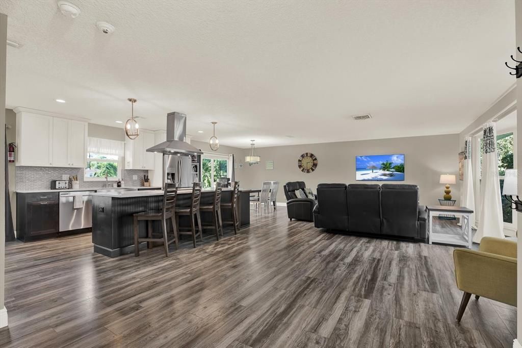 合同活跃: $850,000 (4 贝兹, 3 浴室, 2409 平方英尺)