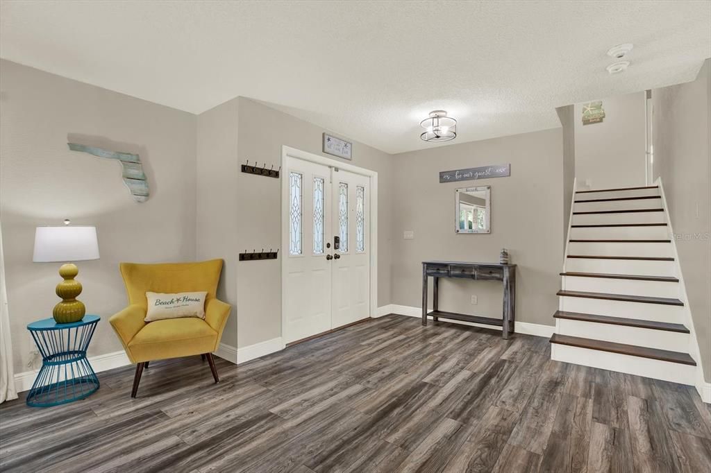 合同活跃: $850,000 (4 贝兹, 3 浴室, 2409 平方英尺)