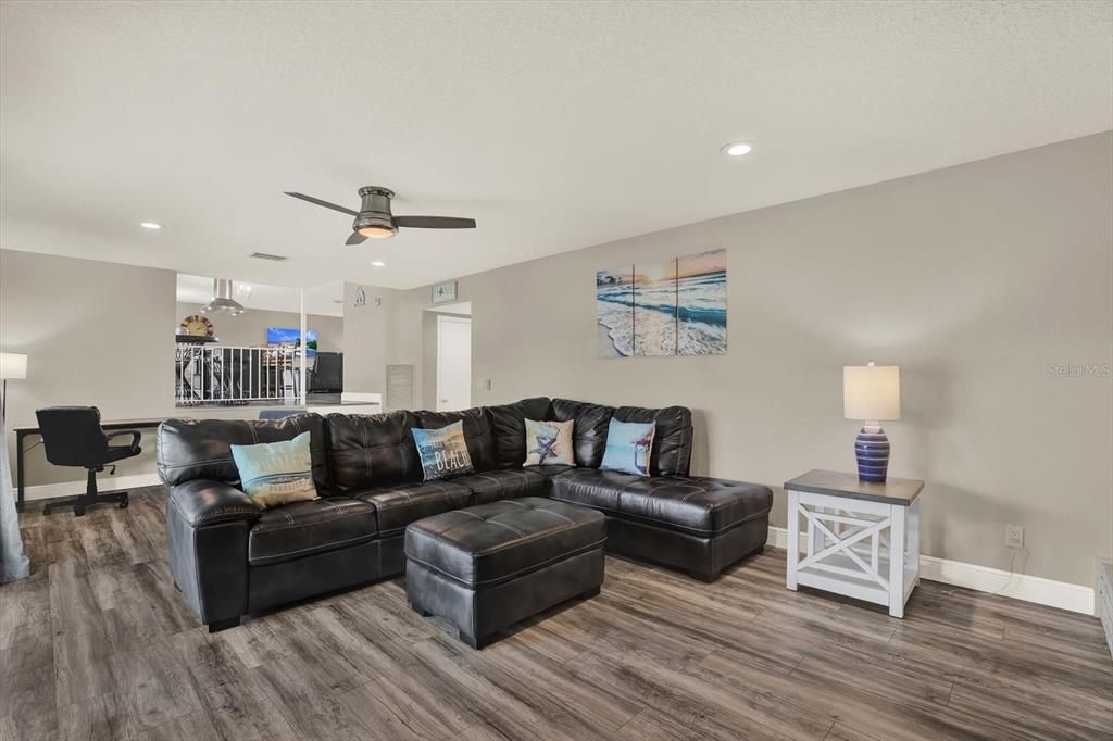 合同活跃: $850,000 (4 贝兹, 3 浴室, 2409 平方英尺)