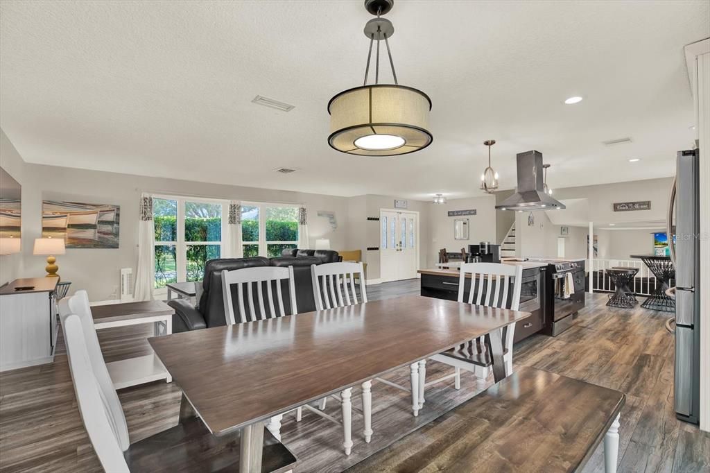 合同活跃: $850,000 (4 贝兹, 3 浴室, 2409 平方英尺)