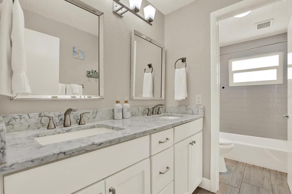 合同活跃: $850,000 (4 贝兹, 3 浴室, 2409 平方英尺)