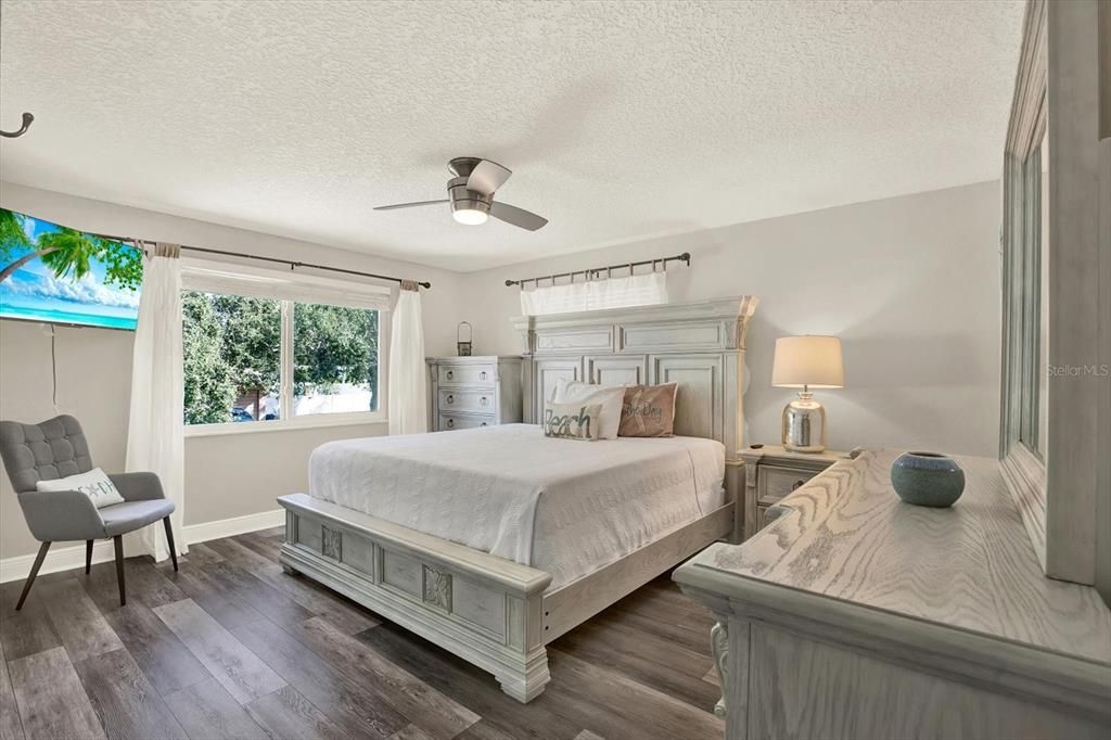 合同活跃: $850,000 (4 贝兹, 3 浴室, 2409 平方英尺)